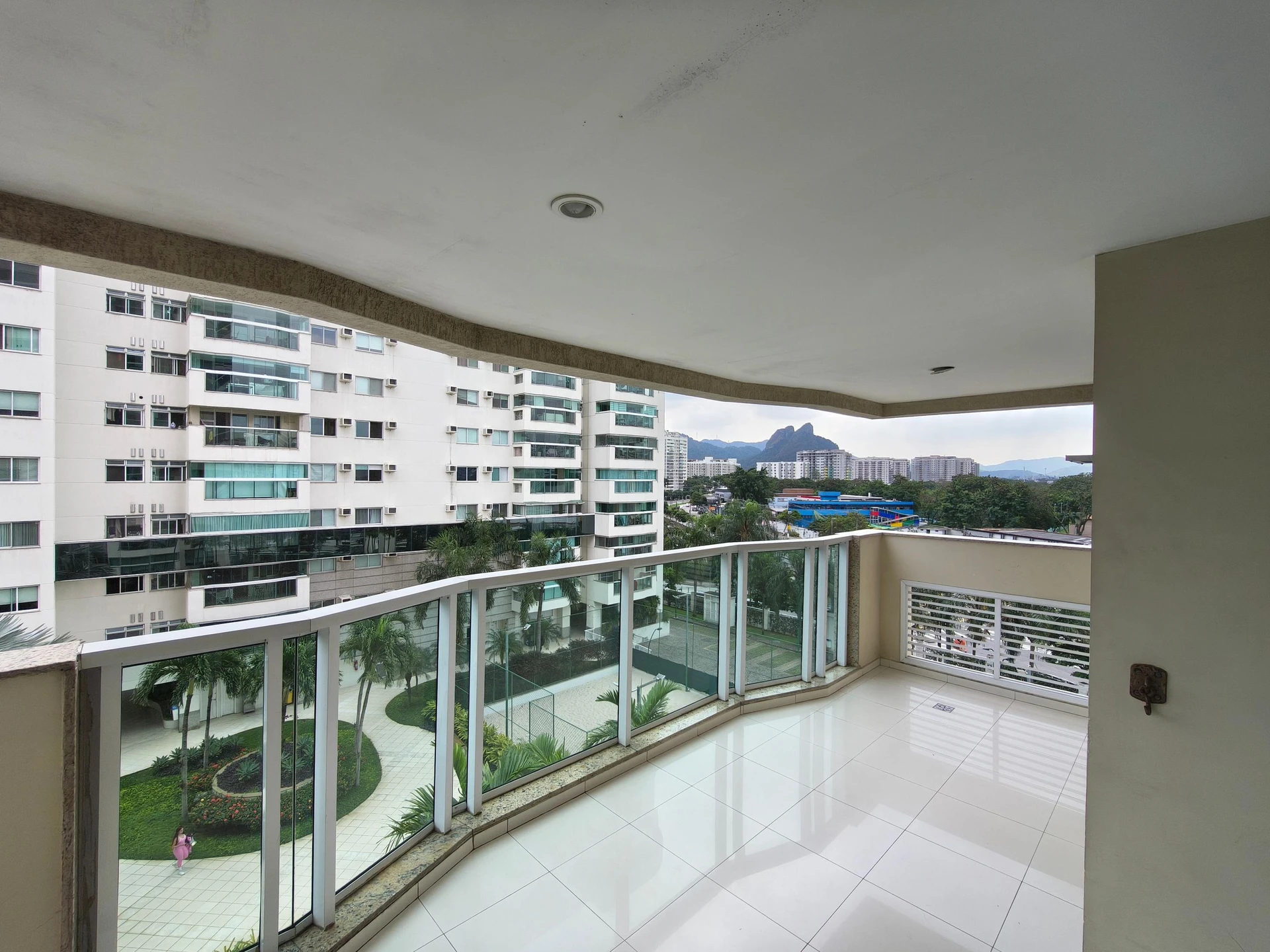 Unfurnished 3-bedroom apartment with balcony and 2 parking — photo 3