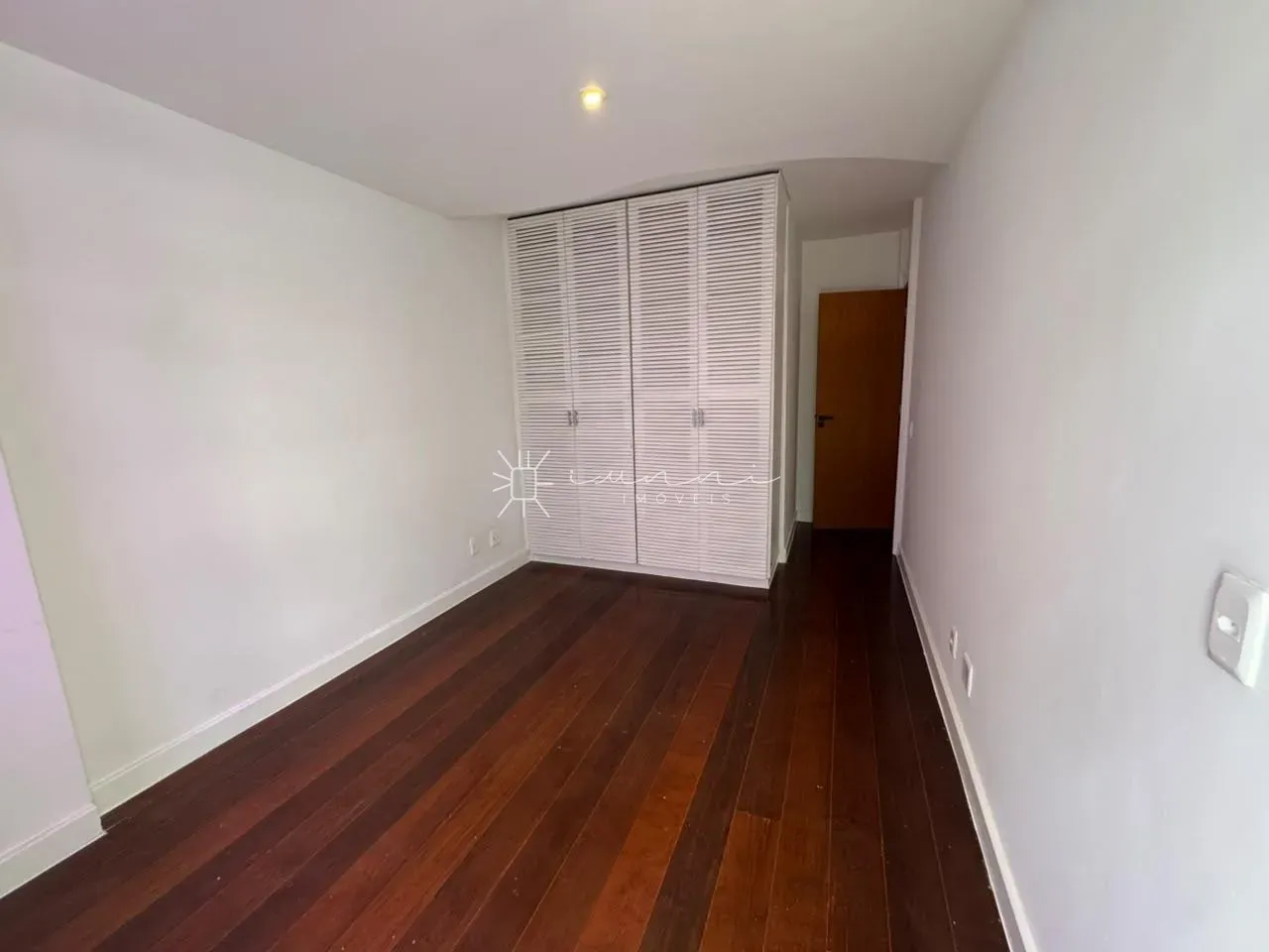 Wood or laminate floors in a 3-bedroom apartment, 140 m² — photo 5
