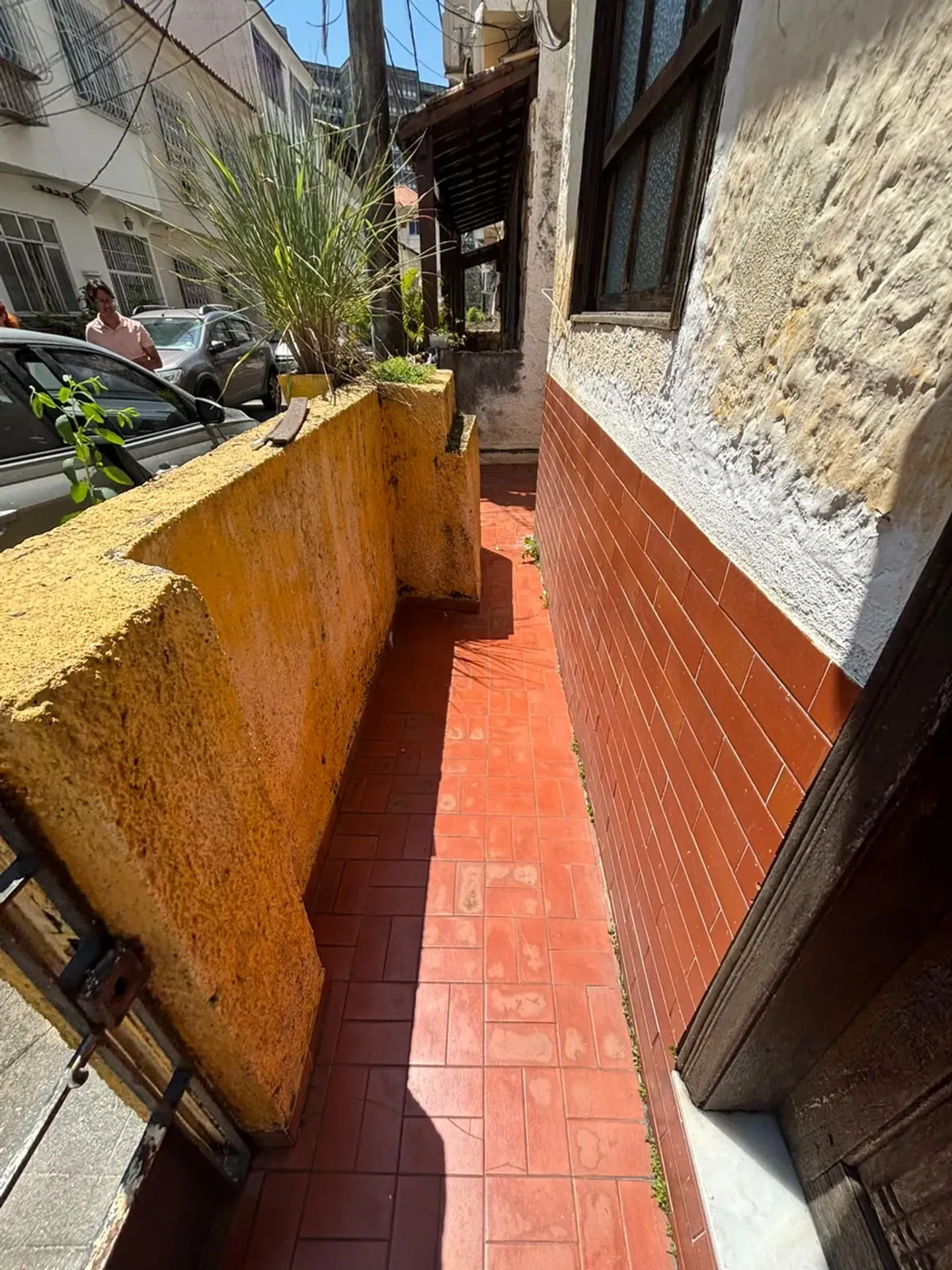 Balcony with a grill in a 2-bedroom house, 120 m² — photo 22