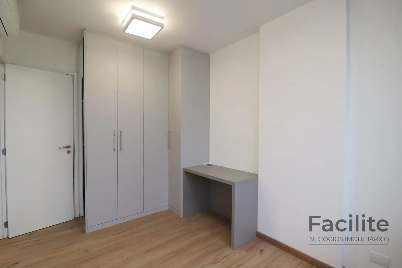 Apartment on the 19th floor with a home office — photo 26