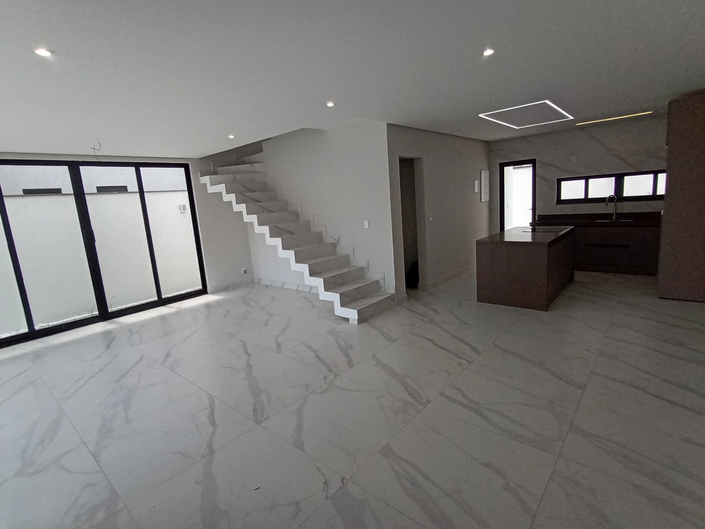 Condo house with open-plan kitchen and 3 en-suites — photo 2