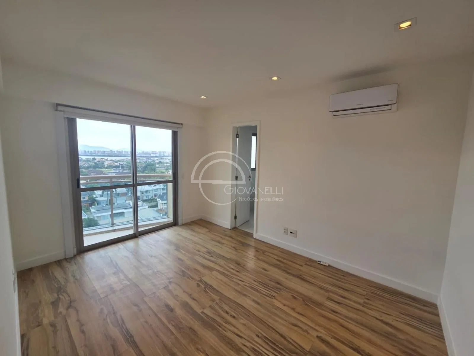 4-bedroom apartment with an enclosed gourmet balcony — photo 18