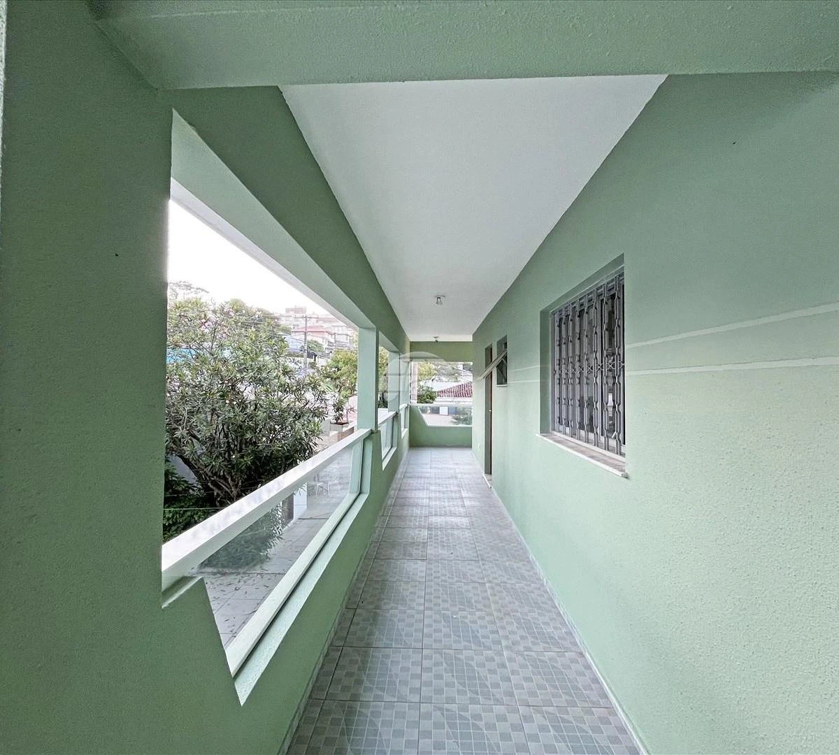 Wood or laminate floors in a 3-bedroom house, 126 m² — photo 15