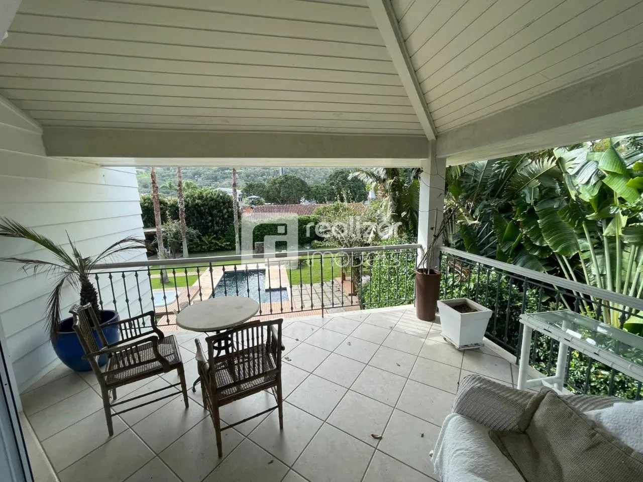 Casa de 5 dormitorios con balcón cerrado con vidrio — photo 9