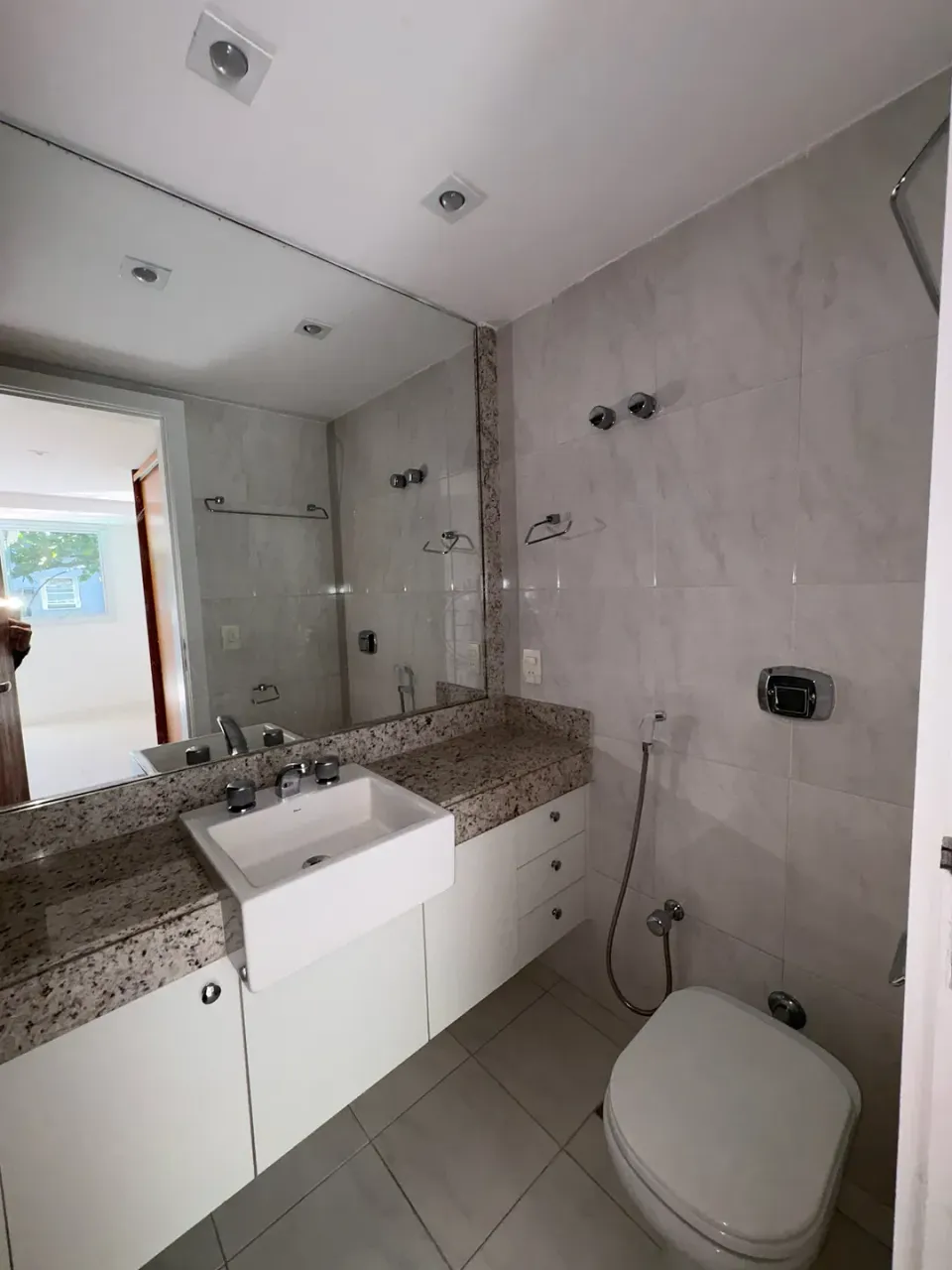4-bedroom apartment with enclosed glass balcony — photo 9