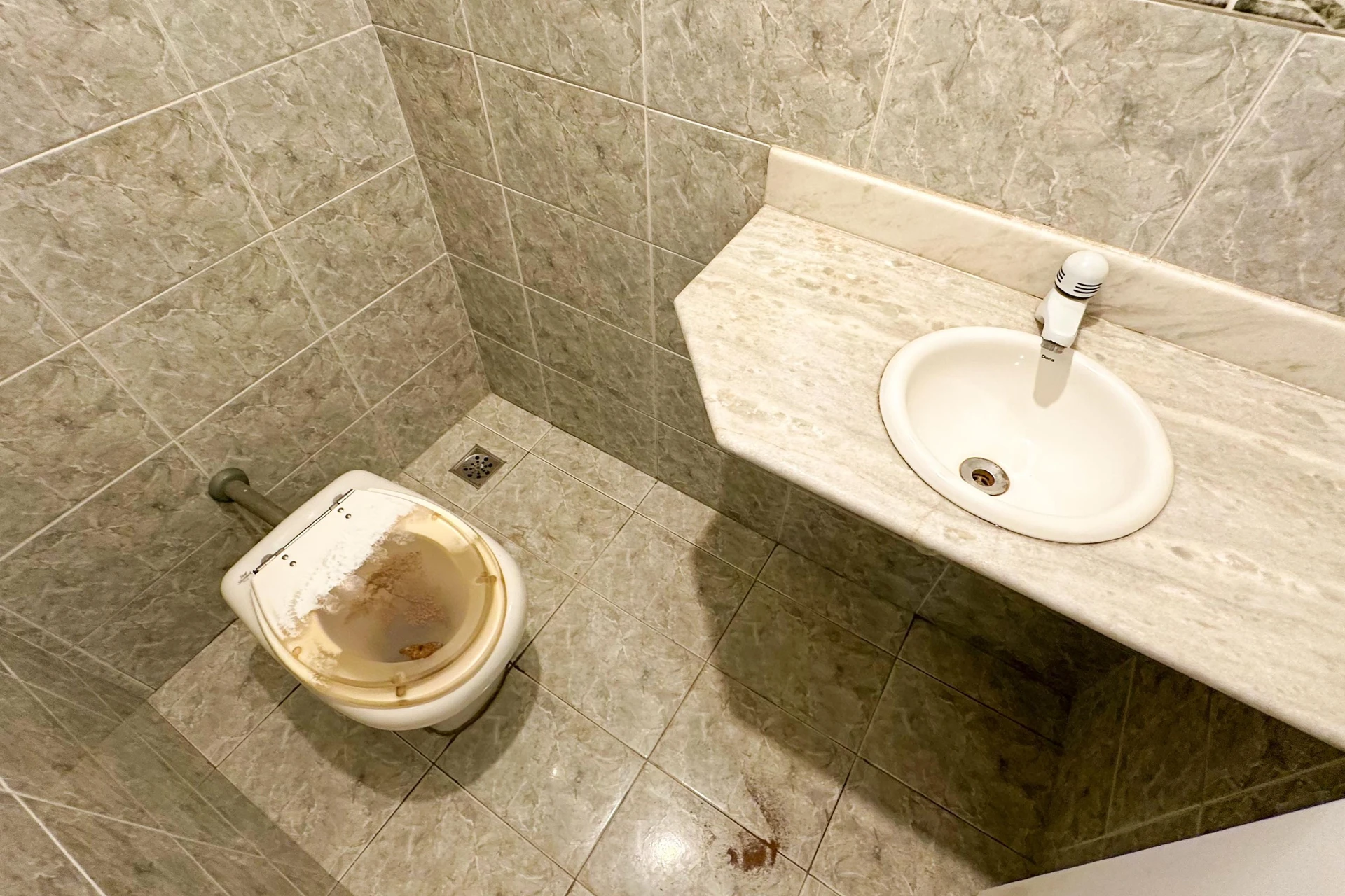 Unfurnished apartment with 3 bedrooms and 4 bathrooms — photo 43