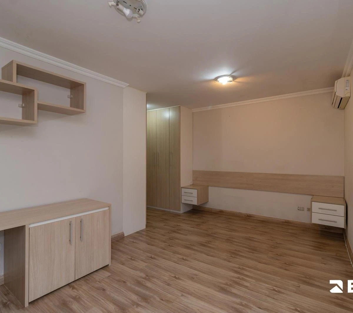 Balcony with a grill in a 3-bedroom house, 118 m² — photo 7