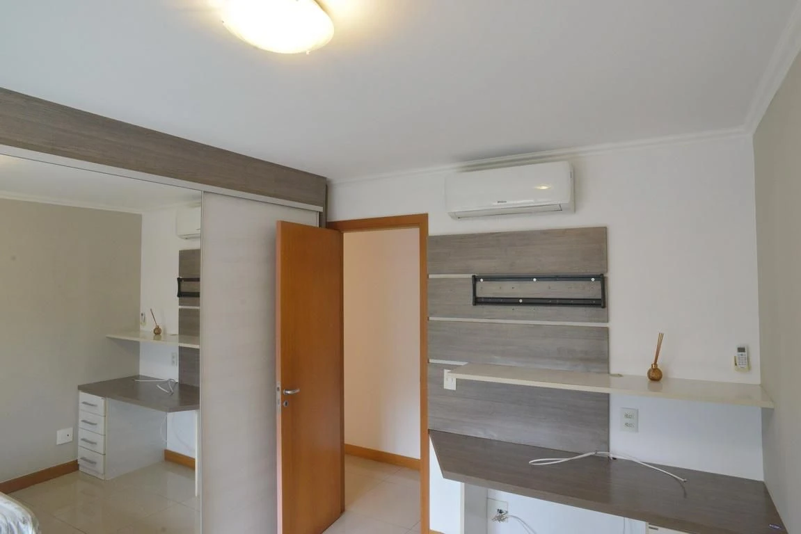 Jacuzzi in a 4-bedroom apartment, 233 m² — photo 11