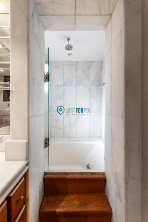 7-bedroom house with a bathtub — photo 67