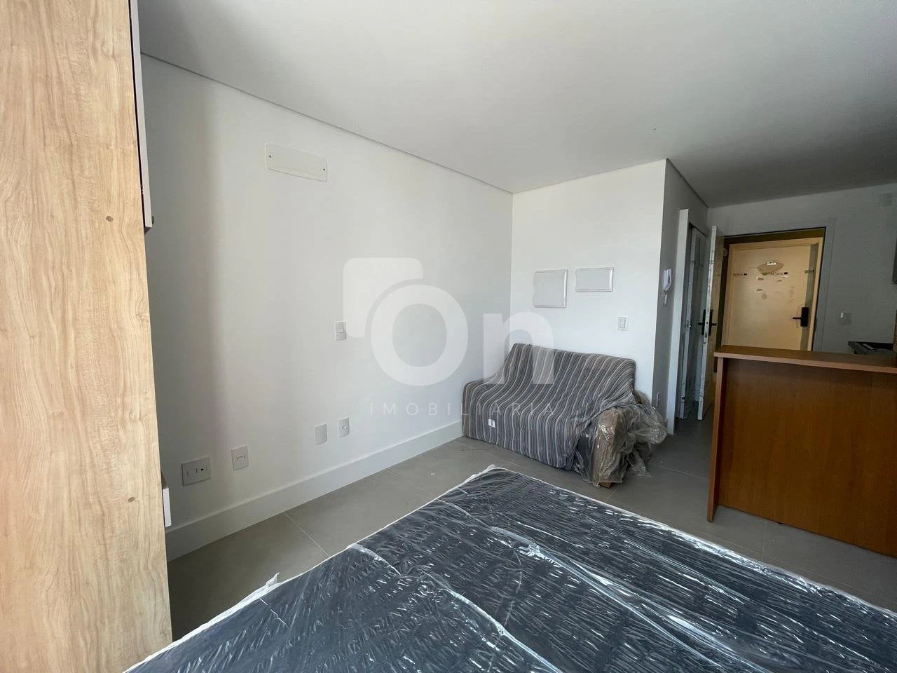 One-bedroom apartment with floor-to-ceiling windows — photo 8