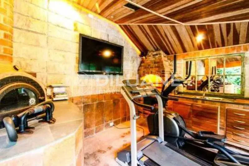 297 m² house with 6 bedrooms and 7 bathrooms — photo 13
