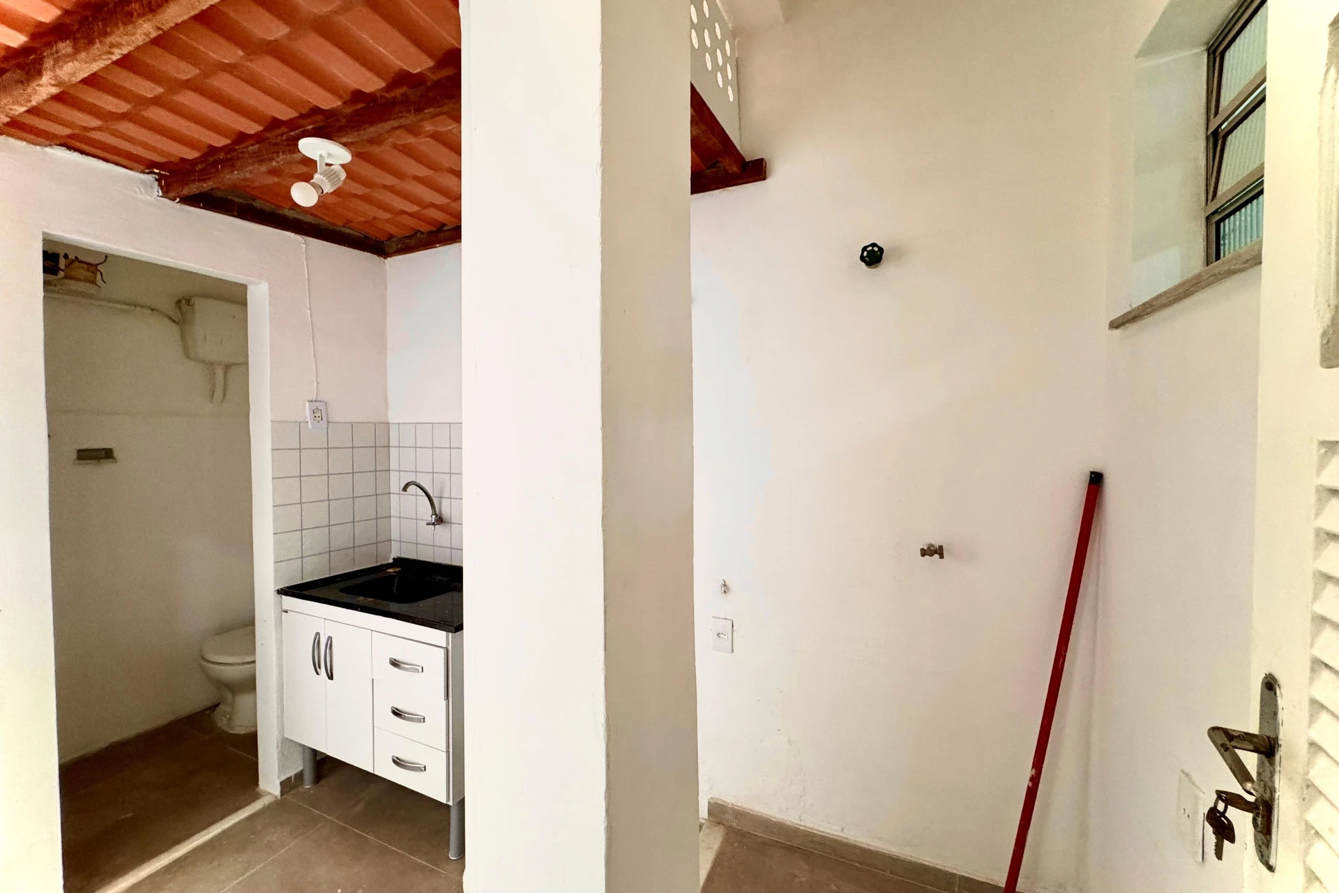 Невмебльована квартира з 3 спальнями і балконом — photo 28