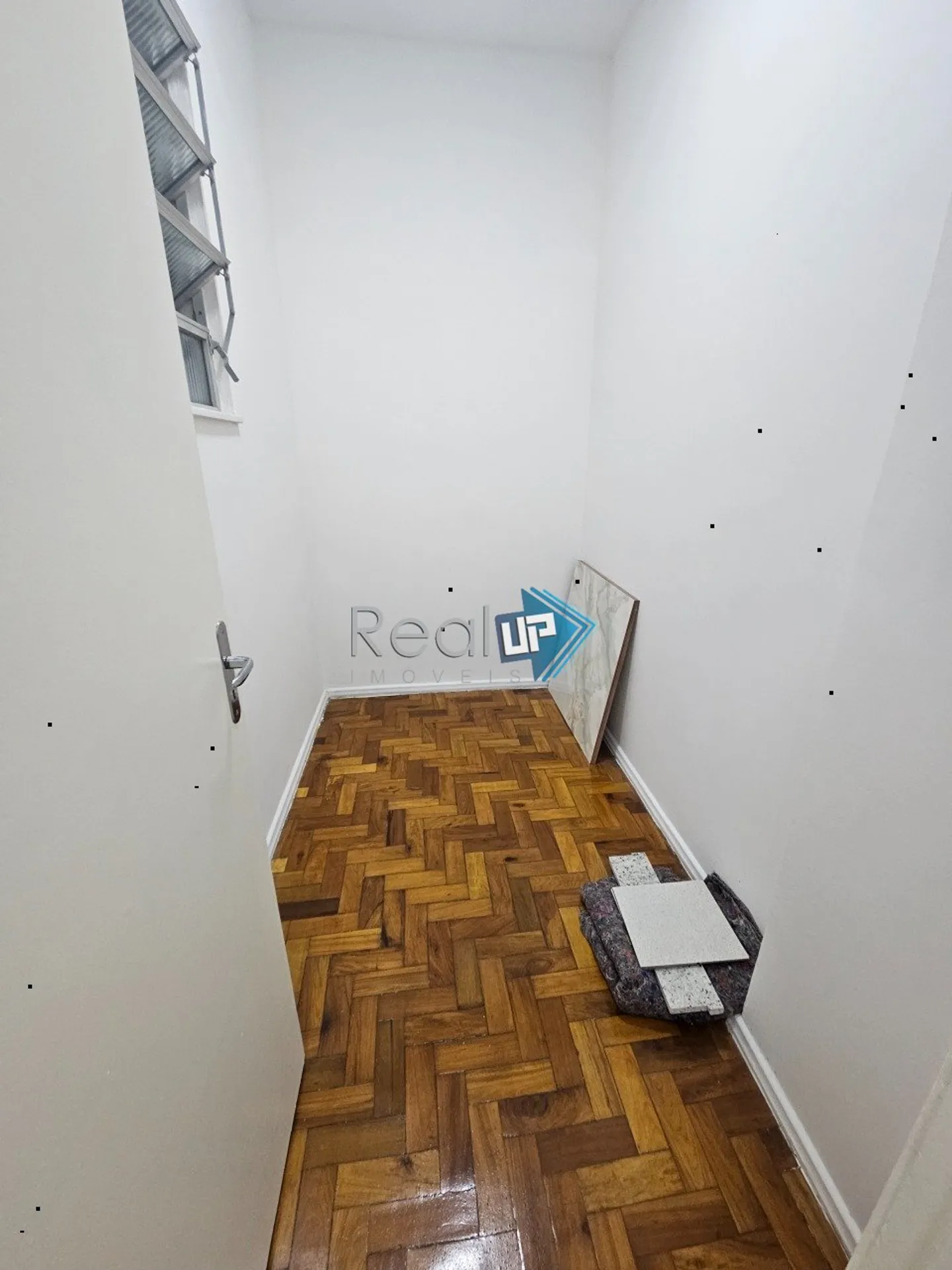 Wood or laminate floors in a 2-bedroom apartment, 68 m² — photo 14