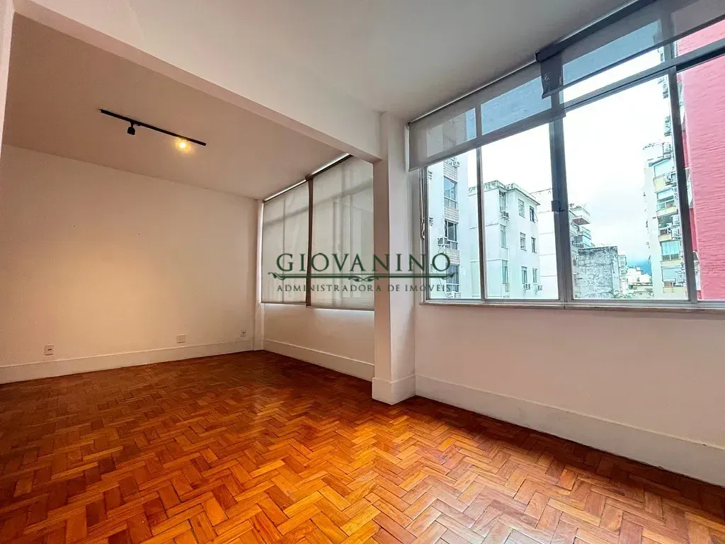 Wood or laminate floors in a 2-bedroom apartment, 91 m² — photo 15