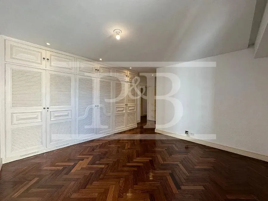 250 m² apartment with 4 bedrooms and a glassed-in balcony — photo 7