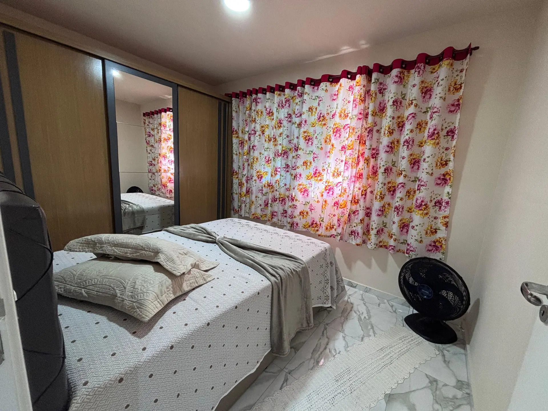Furnished 2-bedroom apartment with open-plan gas kitchen — photo 3
