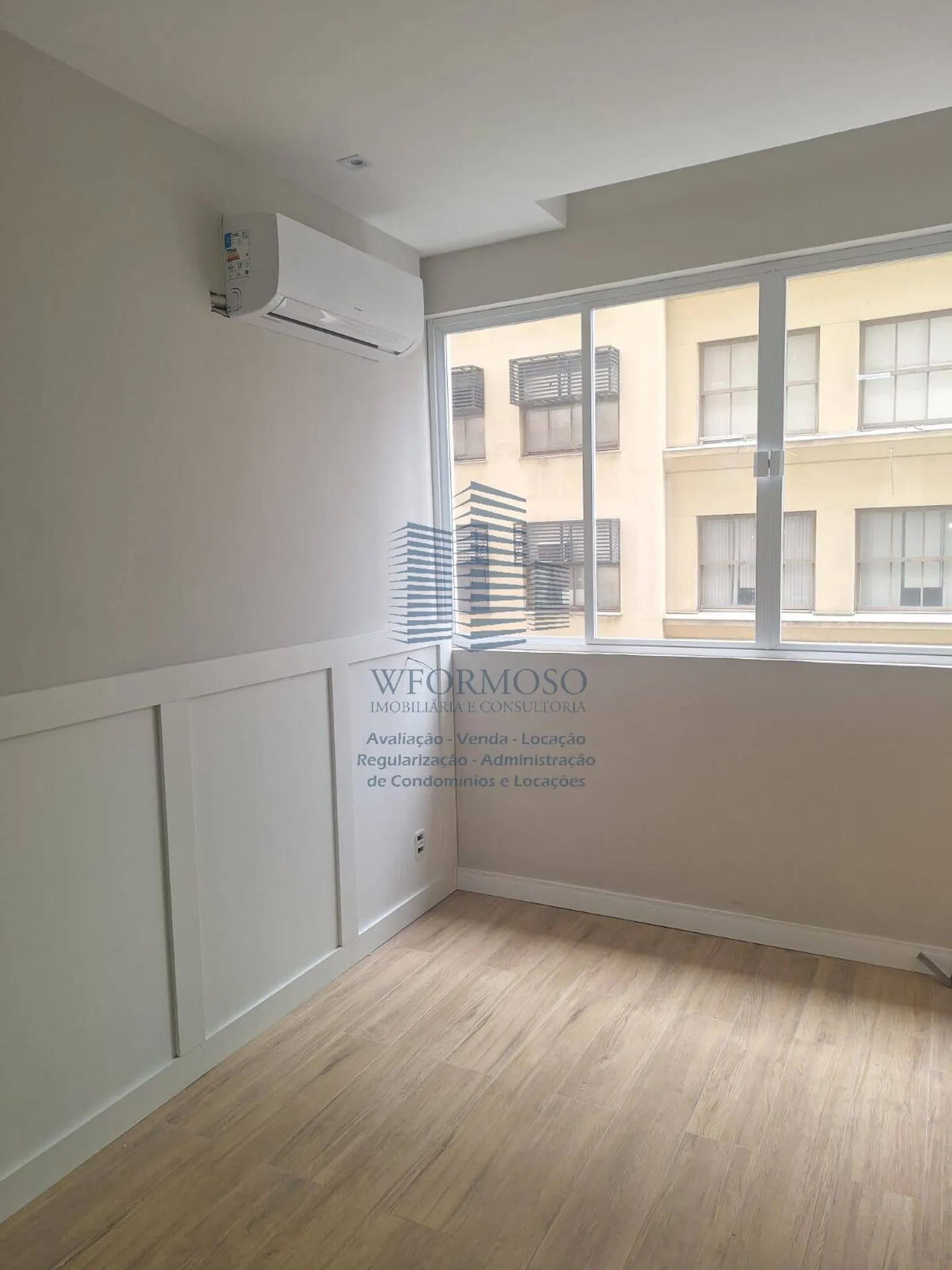 Apartment on the 7th floor with wood or laminate floors