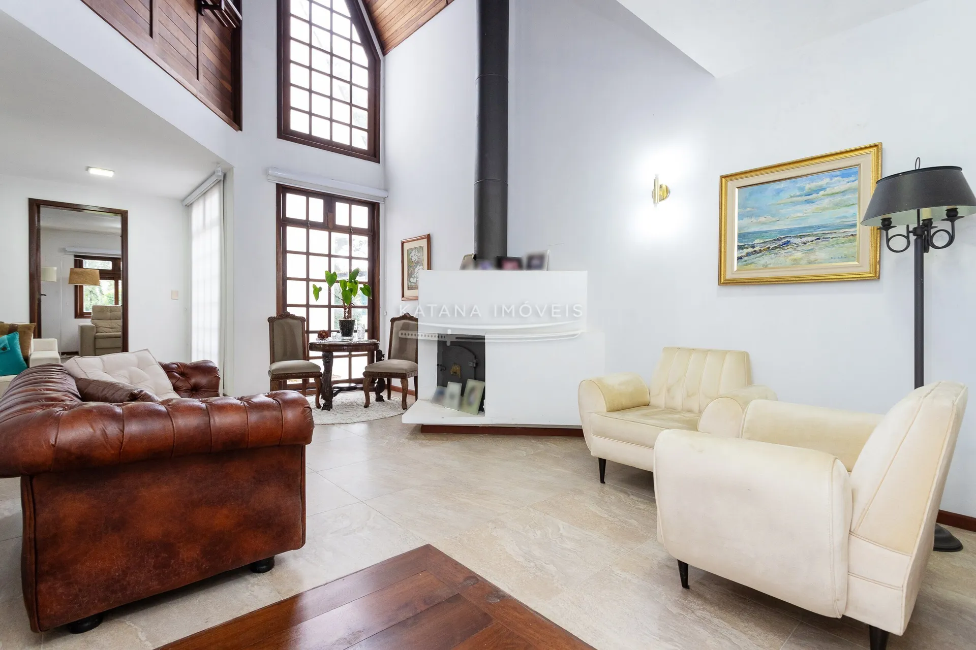 House with a closed kitchen and gas stove, 4 bedrooms — photo 4