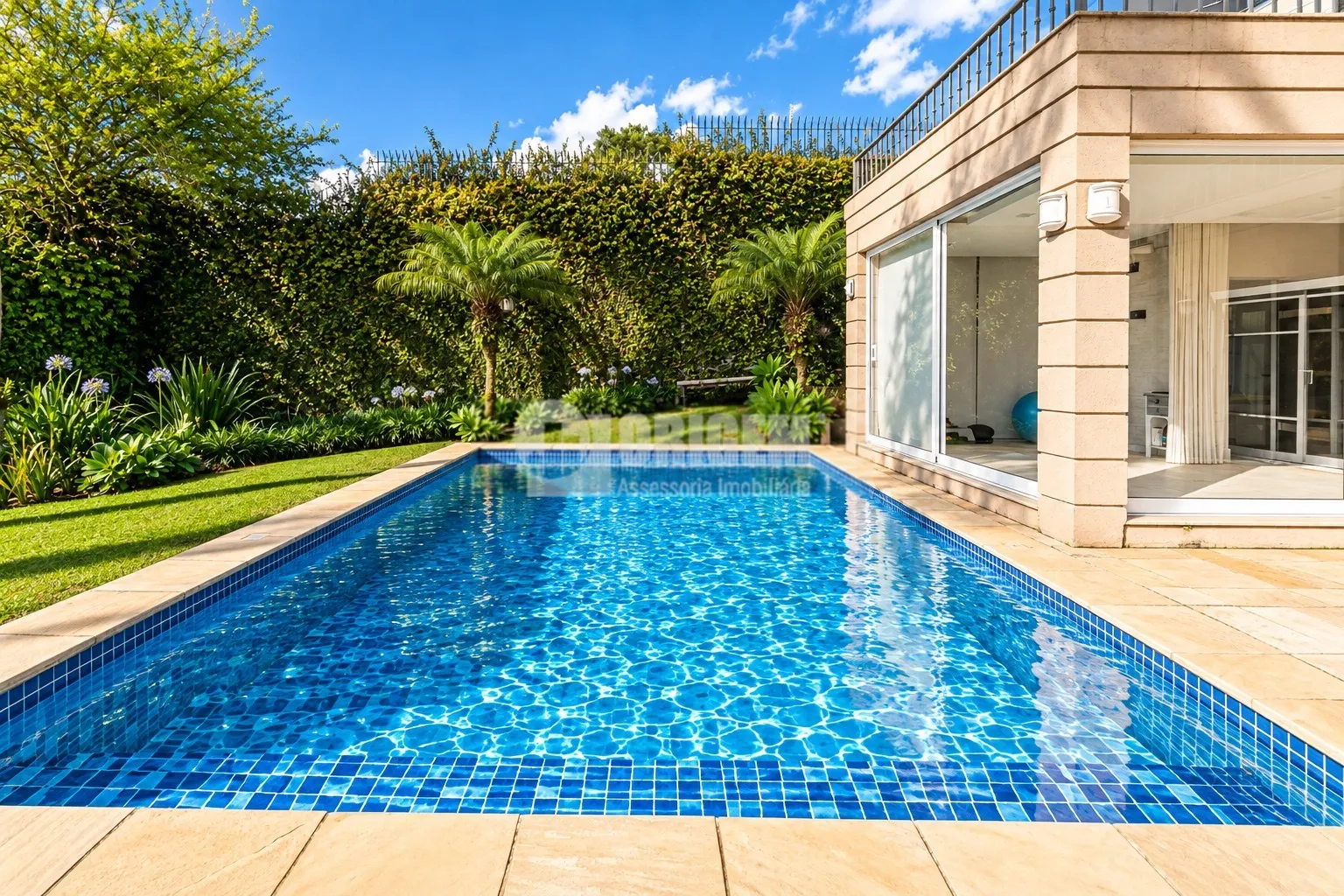 589 m² house with a bathtub and a water view — photo 21