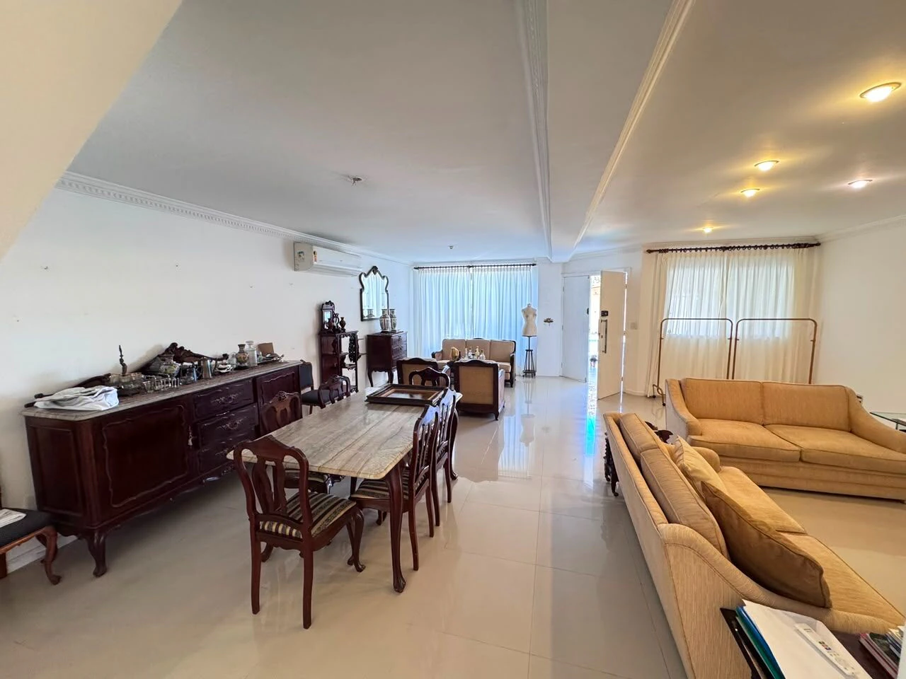 Rental house with 6 bedrooms and 246 m² — photo 4
