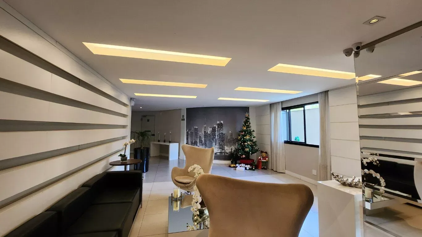 Wood or laminate floors in a one-bedroom apartment, 33 m² — photo 16
