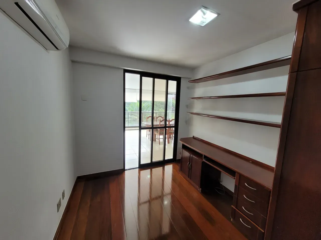 Apartamento de 2 quartos, varanda com janelas do chão ao teto — photo 12