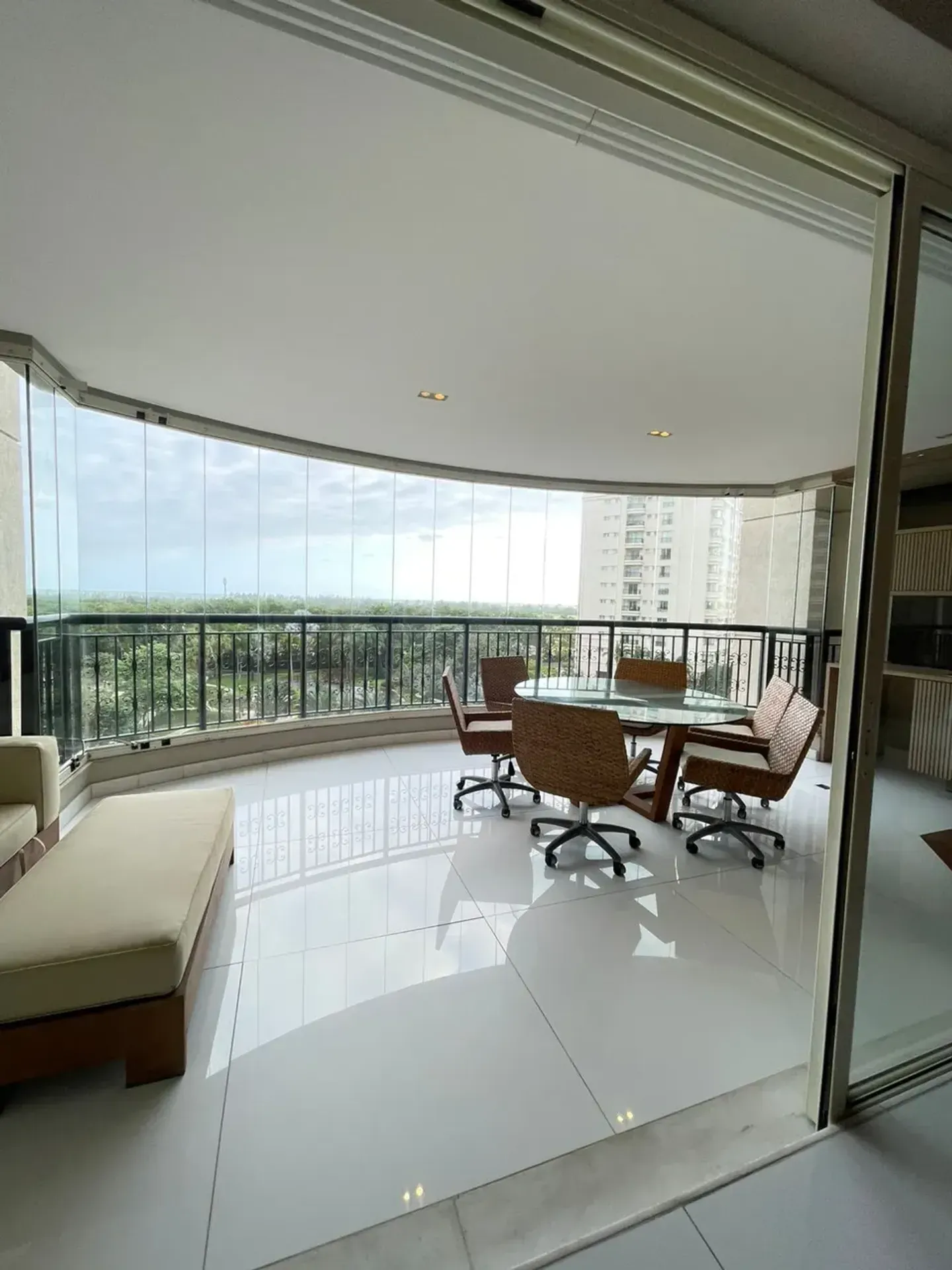 Furnished 3-bedroom apartment with glassed balcony — photo 3