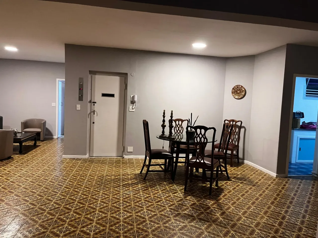 Furnished apartment with 3 bedrooms and 1 bathroom — photo 11