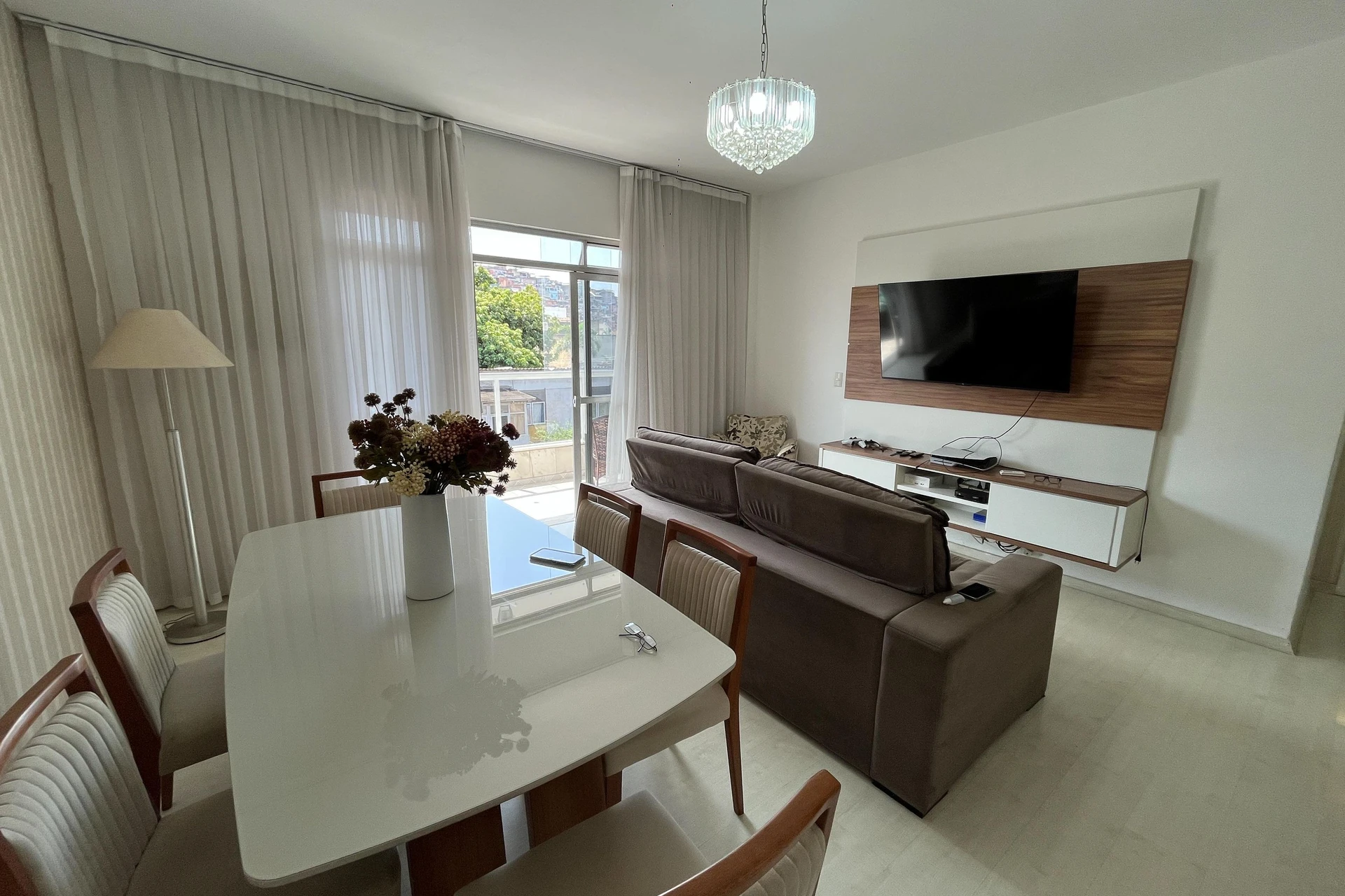 Glass-enclosed balcony in a 3-bedroom apartment, 131 m² — photo 6