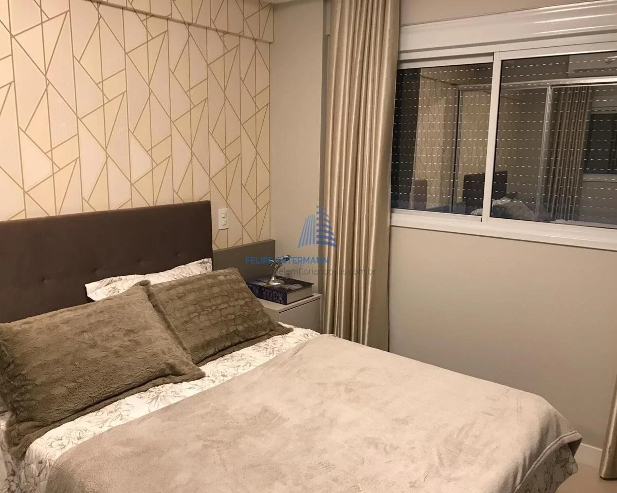 One-bedroom apartment with a glass-enclosed balcony — photo 5