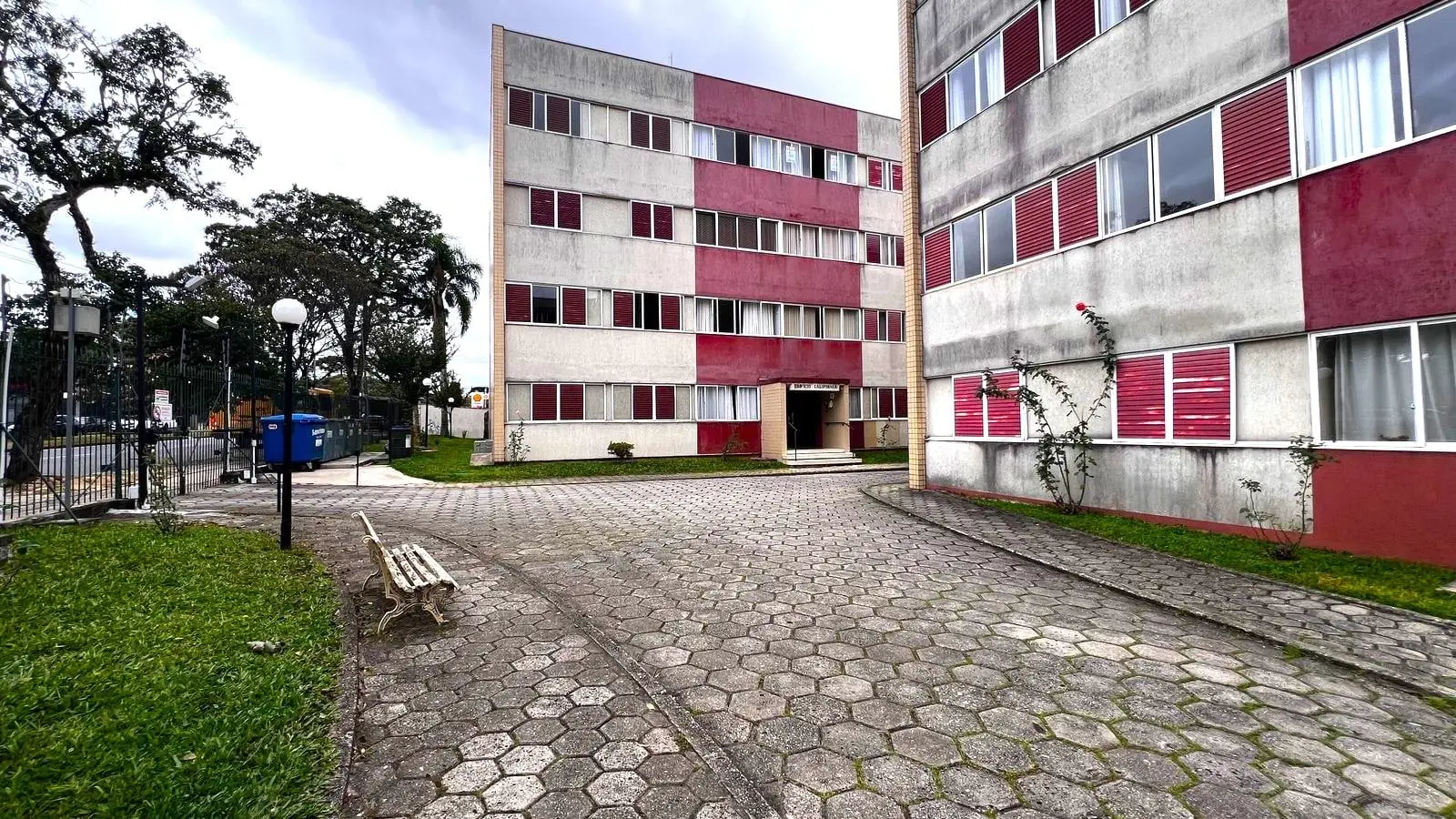 3-bedroom apartment with wood or laminate floors in Curitiba — photo 18