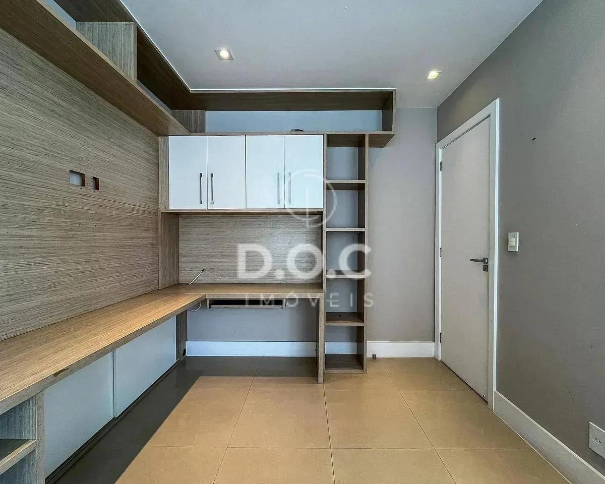 Floor-to-ceiling windows in a 5-bedroom house, 300 m² — photo 14