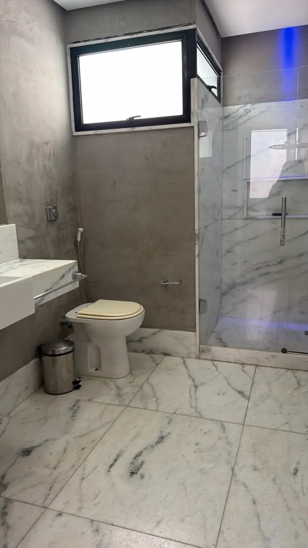 Furnished apartment with 4 bedrooms and open-plan kitchen — photo 3