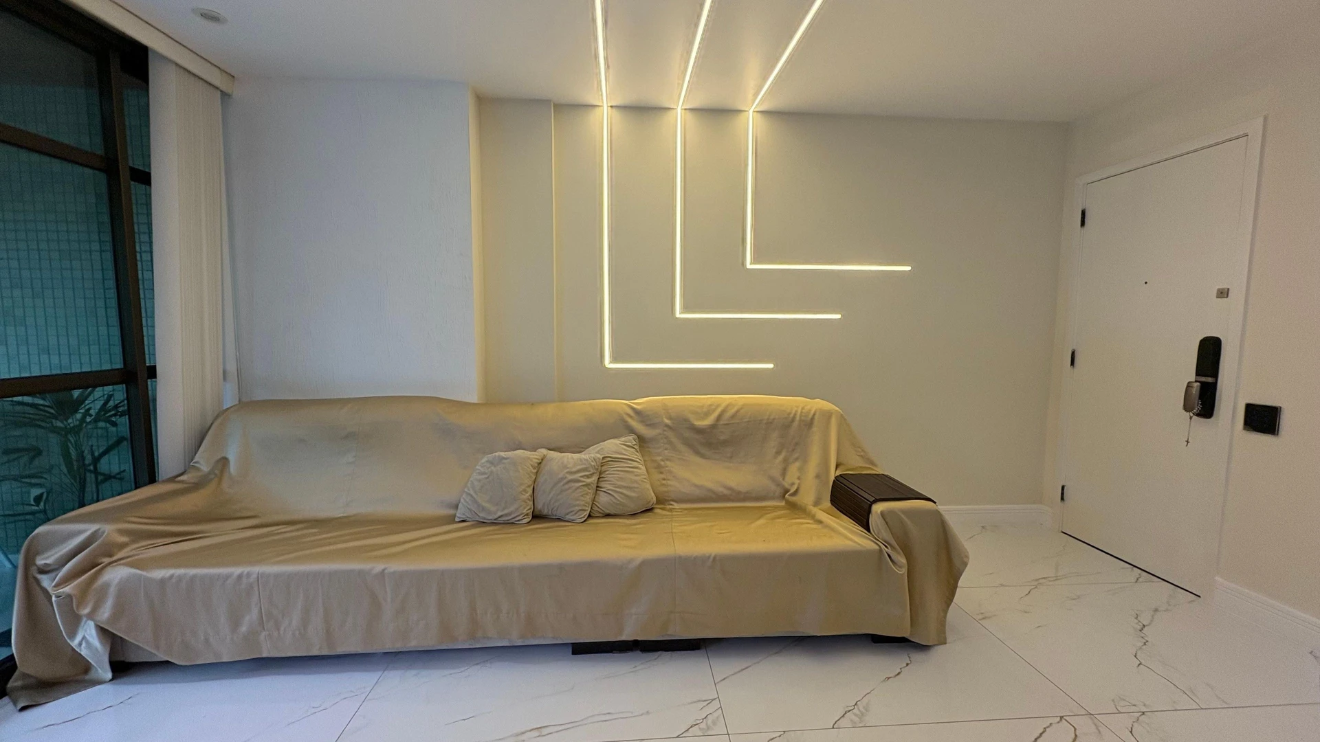 Glass-enclosed balcony in a 3-bedroom apartment, 120 m² — photo 26