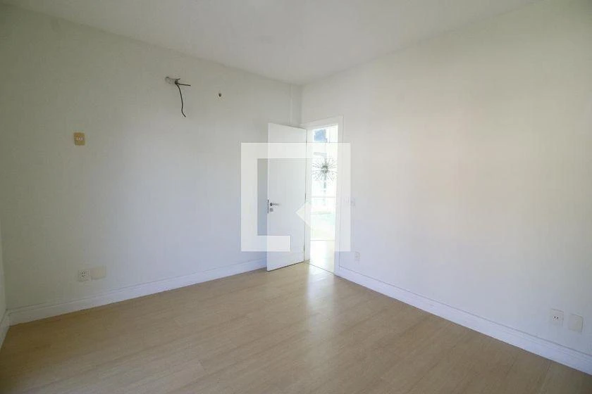 House with 4 en-suite bedrooms and 597 m², 4 parking — photo 30