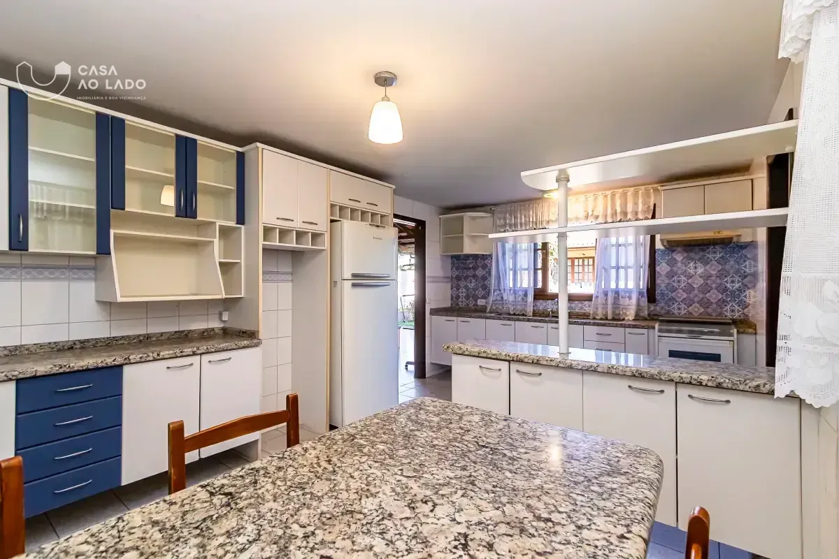 390 m² house with 6 bedrooms and a backyard unit — photo 9