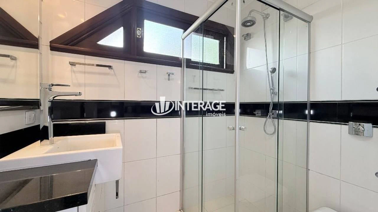 3-bedroom house with a bathtub — photo 14