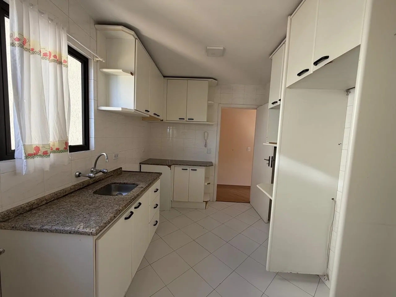 Квартира з 3 спальнями та дерев'яною підлогою або ламінатом — photo 4