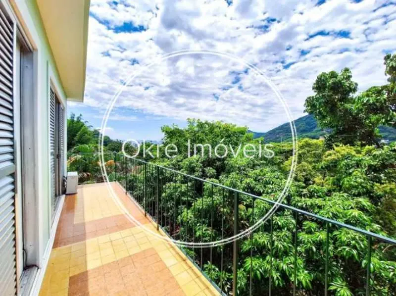 House with 4 bedrooms and a balcony with built-in grill — photo 33