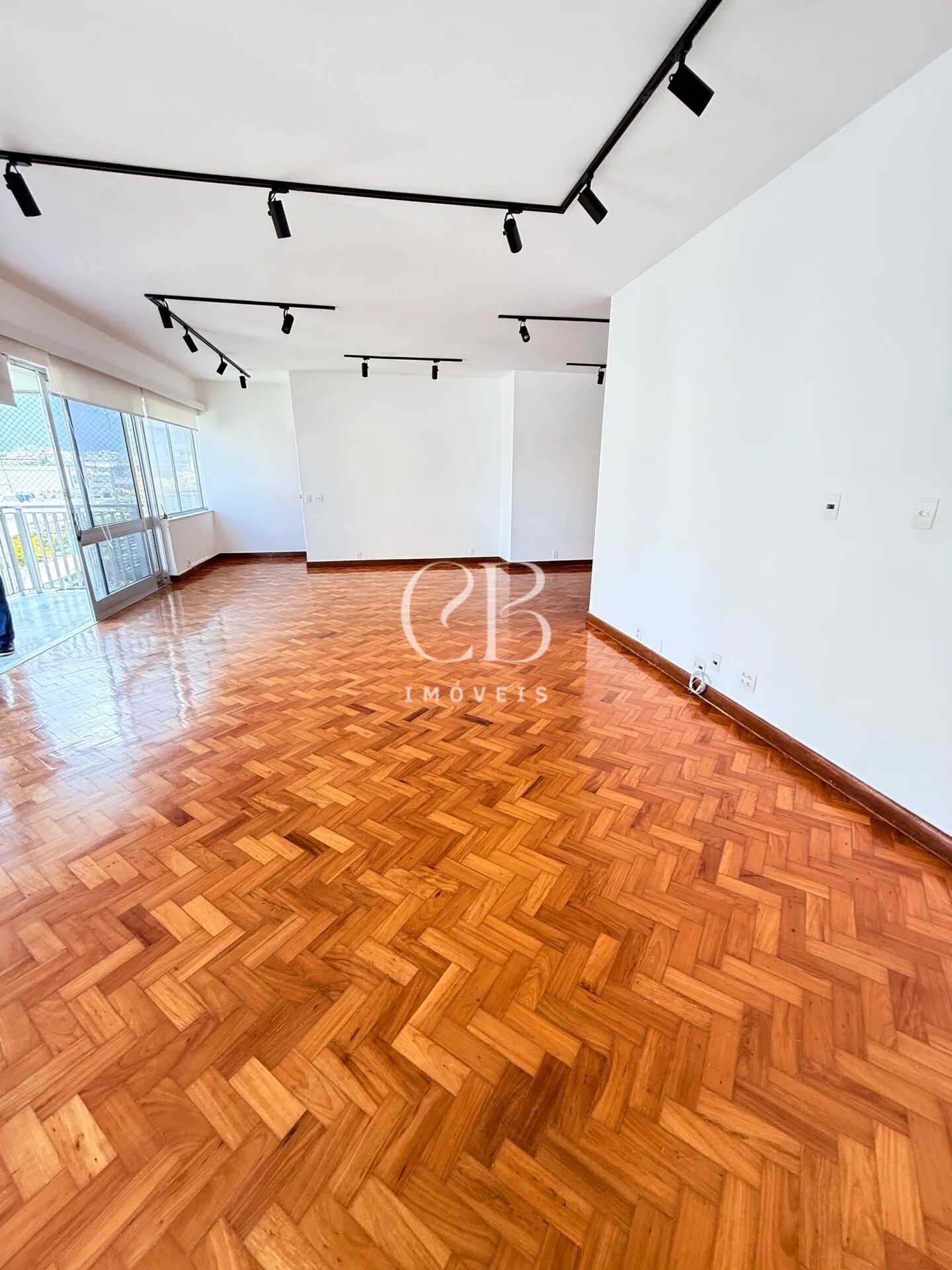 Apartment with 4 bedrooms and a glass-enclosed balcony — photo 2