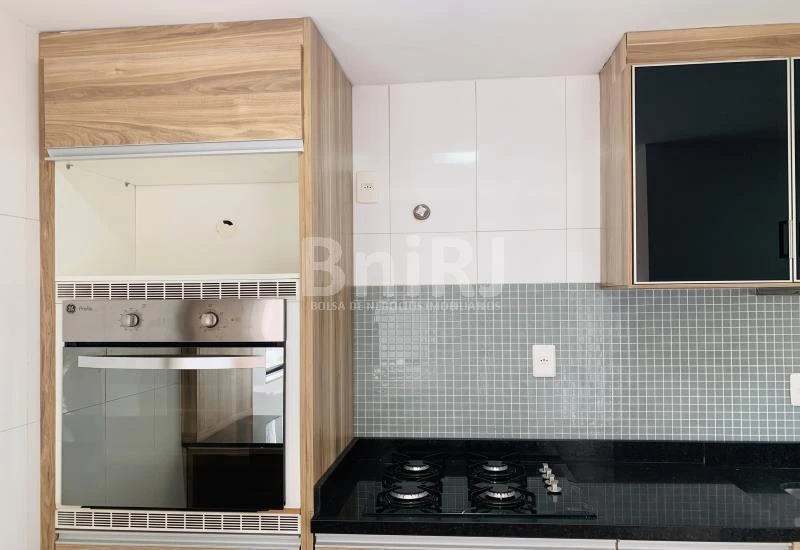 3-bedroom apartment in a building with a pool — photo 26