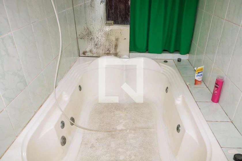2-bedroom house with a bathtub — photo 15