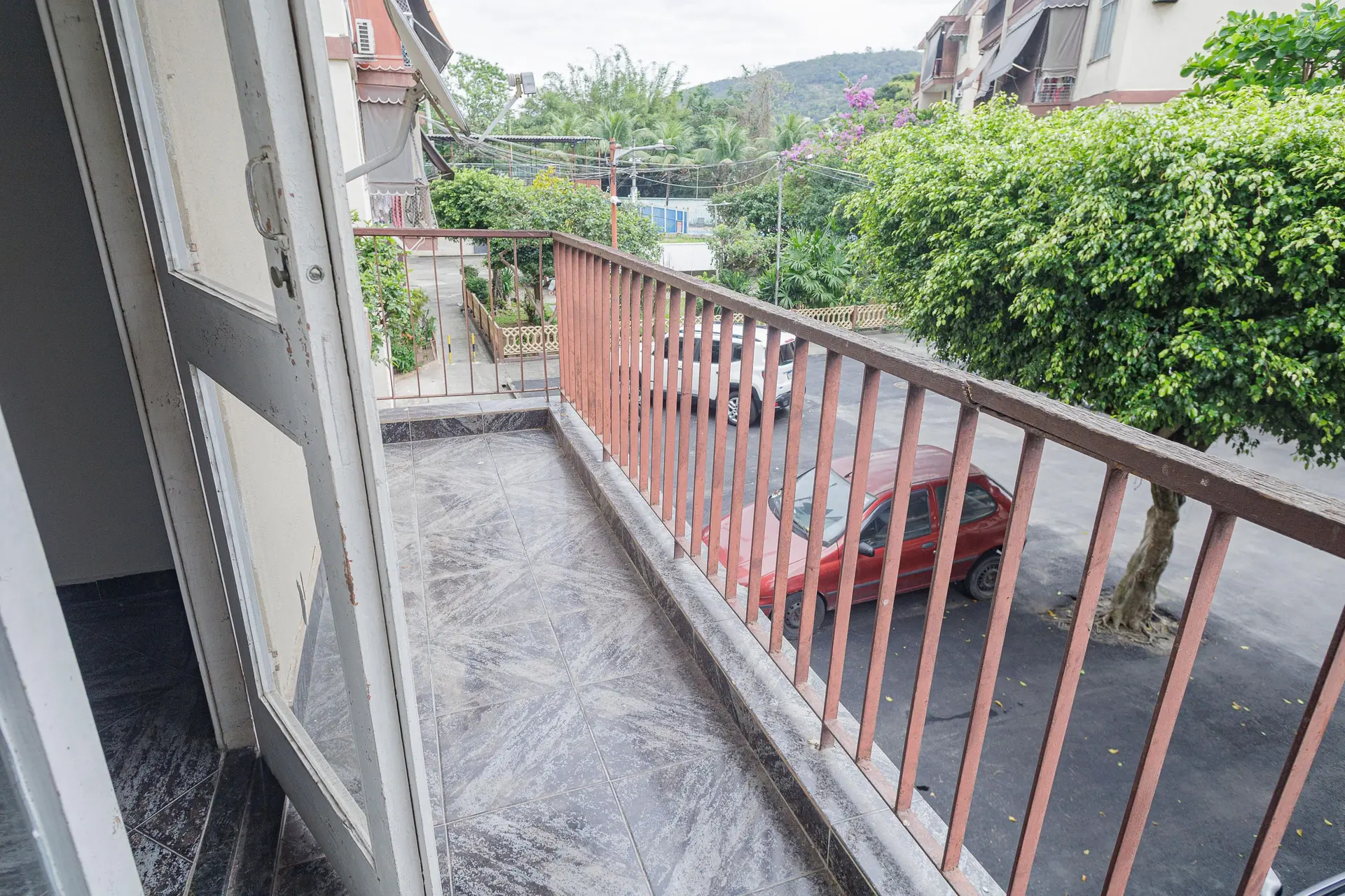 Apartamento de 2 quartos com varanda e piscina no condomínio