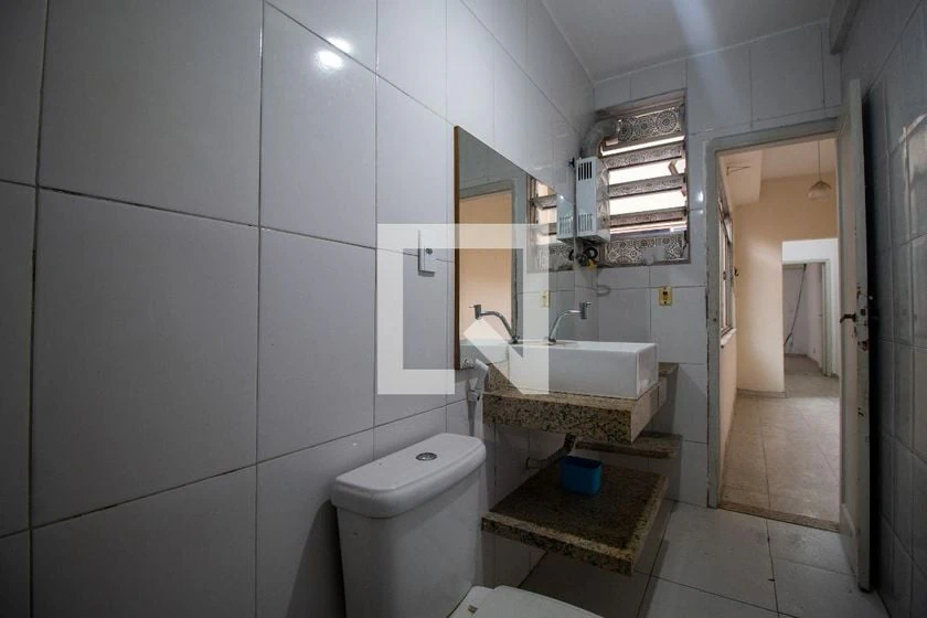 Apartamento sem mobília com 2 quartos e 1 banheiro