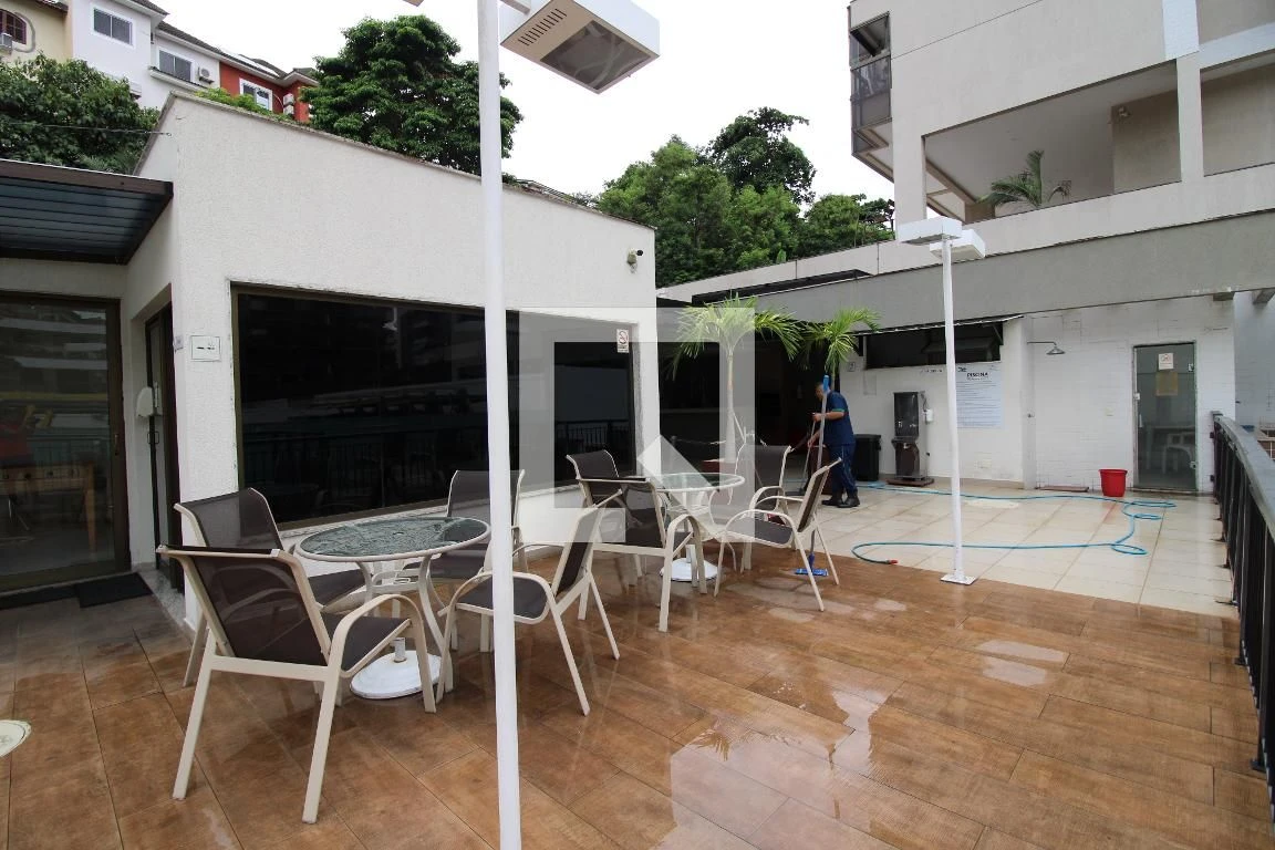 Furnished 2-bedroom apartment with glass balcony — photo 46