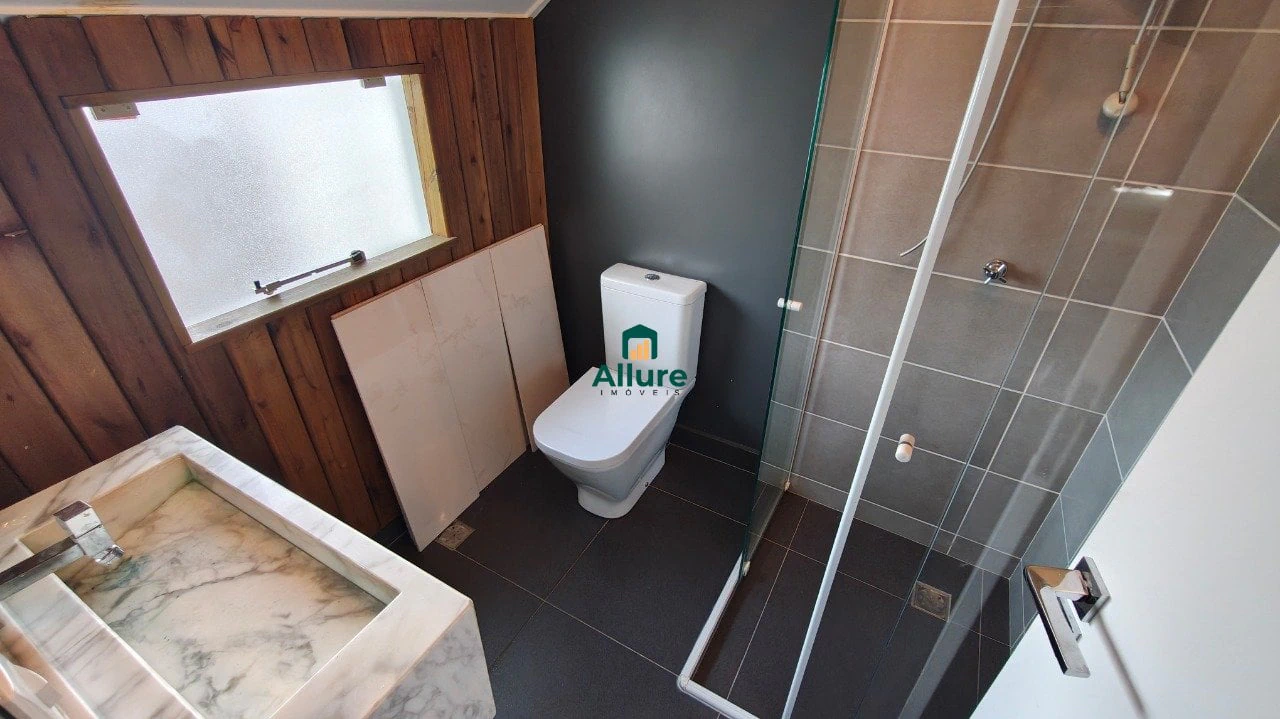 Bathtub in a 3-bedroom house, 181 m² — photo 23