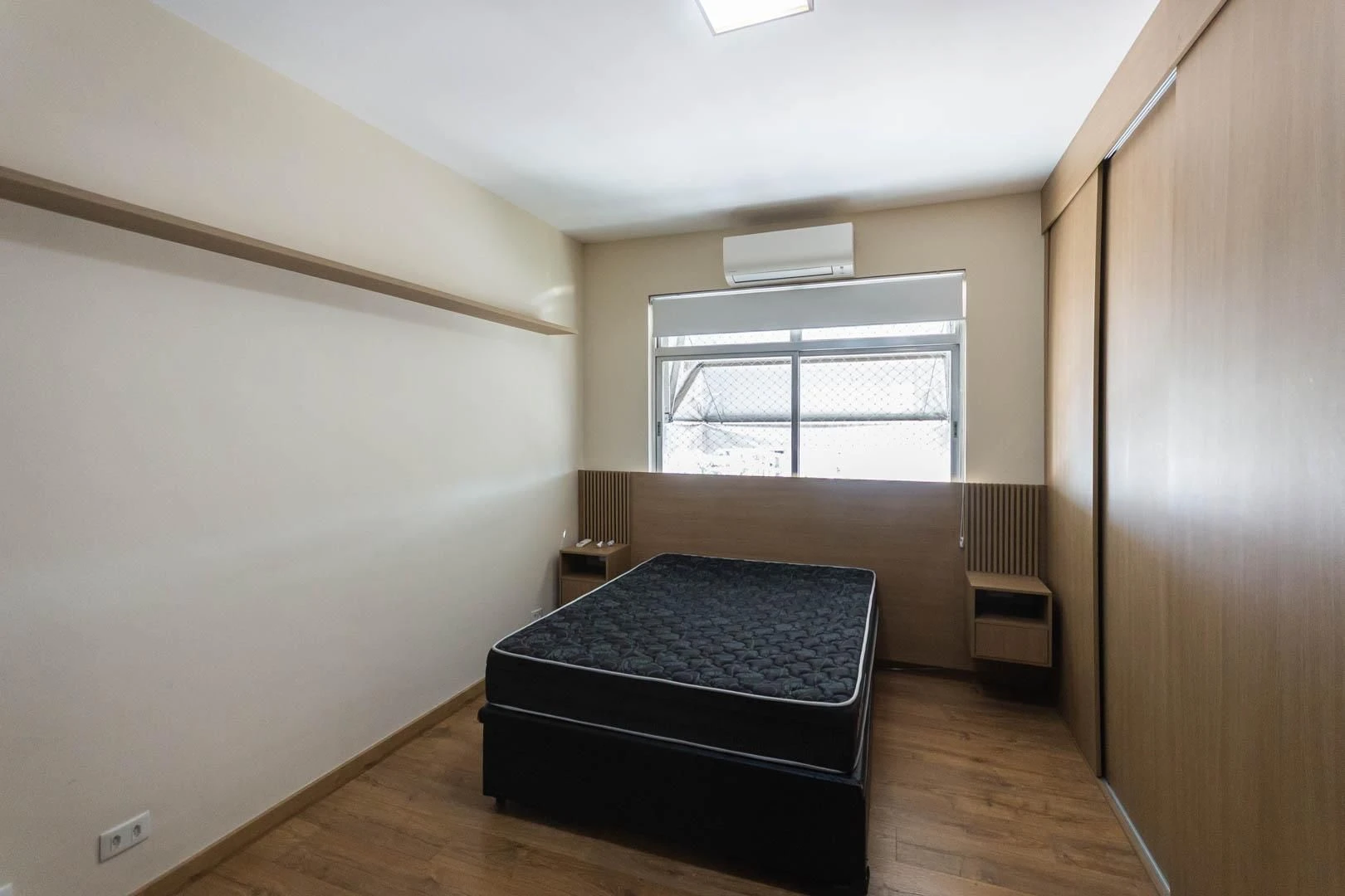 Balcony with a grill in a 3-bedroom apartment, 135 m² — photo 9
