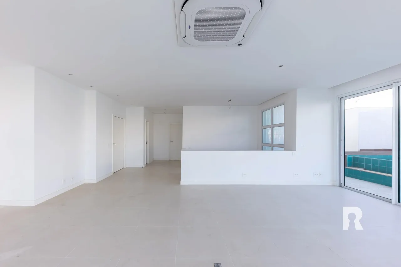 4-bedroom, 5-bath apartment with a balcony — photo 4