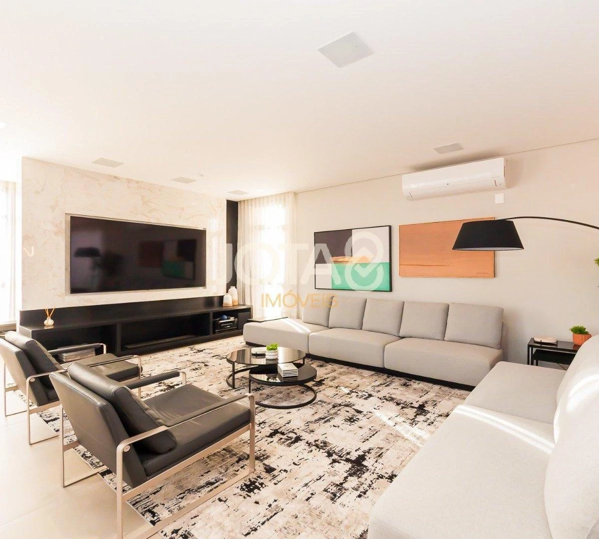 Floor-to-ceiling windows in a 4-bedroom house, 305 m² — photo 13
