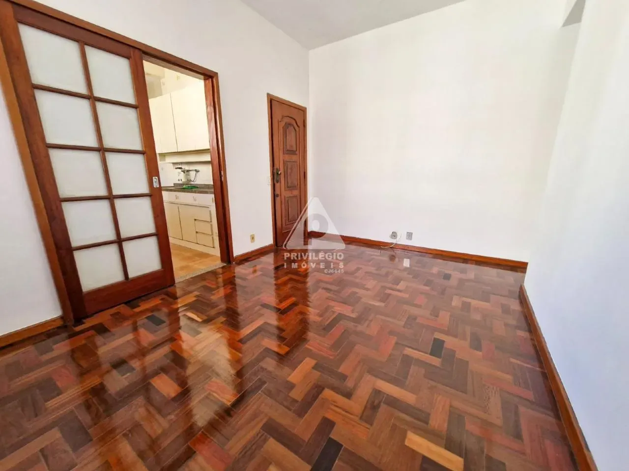 Wood or laminate floors in a 2-bedroom apartment, 60 m² — photo 11